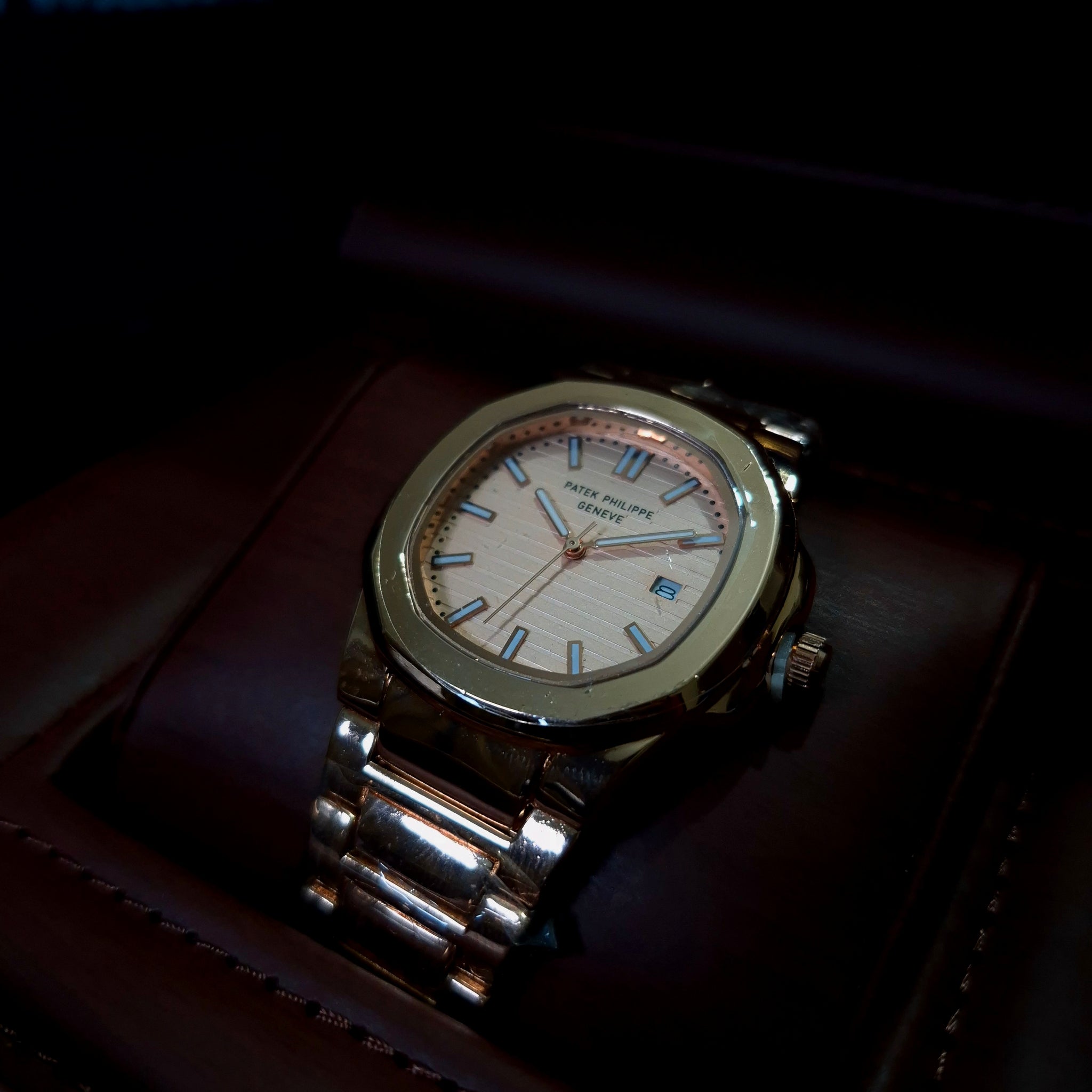 PP Nautilus – Gold Bracelet with Champagne Dial